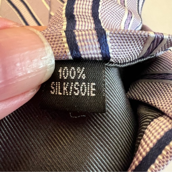 Like new! J.P. Tilford Oxford lavender 100% silk tie. - Picture 6 of 6